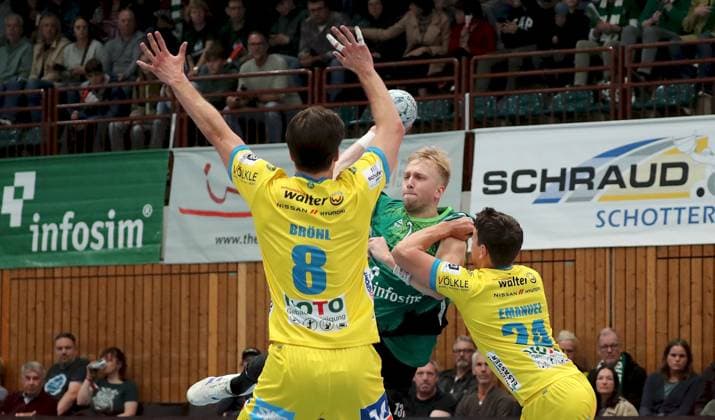 04.10.2025, xfsx, Herren, Handball, Saison 2025 2026, 3. Liga, Staffel Sued, 7. Spieltag: Woelfe Wuerzburg - SG Pforzheim-Eutingen v.li.: Max Broehl (SG Pforzheim-Eutingen), Joel Mauch (Woelfe Wuerzburg), Oskar Emanuel (SG Pforzheim-Eutingen) Wuerzburg tectake ARENA Bayern Deutschland