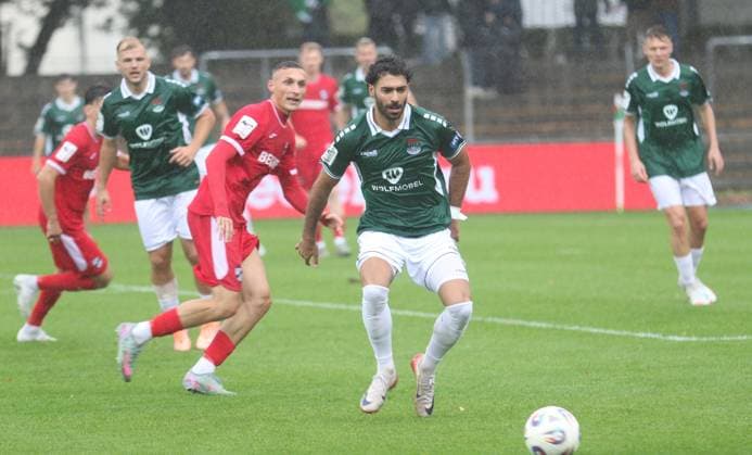 04.10.2025, Fußball, Herren, Saison 2025 2026, 3. Liga, 1. FC Schweinfurt 05 - SC Verl: Schweinfurts Ekin Celebi (Bildmitte) und links Verls Sominik Patryk Steczyk