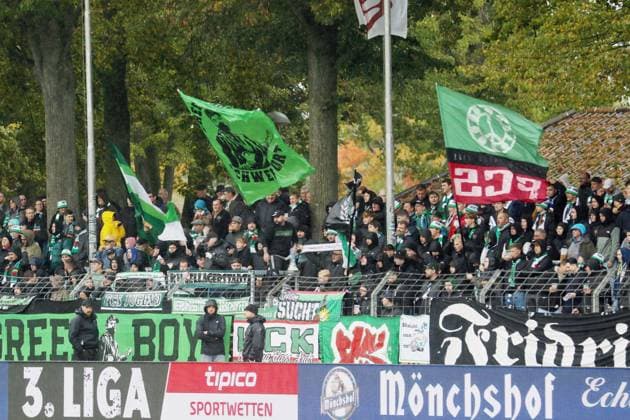 04.10.2025, Fußball, Herren, Saison 2025 2026, 3. Liga, 1. FC Schweinfurt 05 - SC Verl: Die Schweinfurter Fans