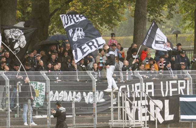 04.10.2025, Fußball, Herren, Saison 2025 2026, 3. Liga, 1. FC Schweinfurt 05 - SC Verl: Die mitgereisten Fans aus Verl