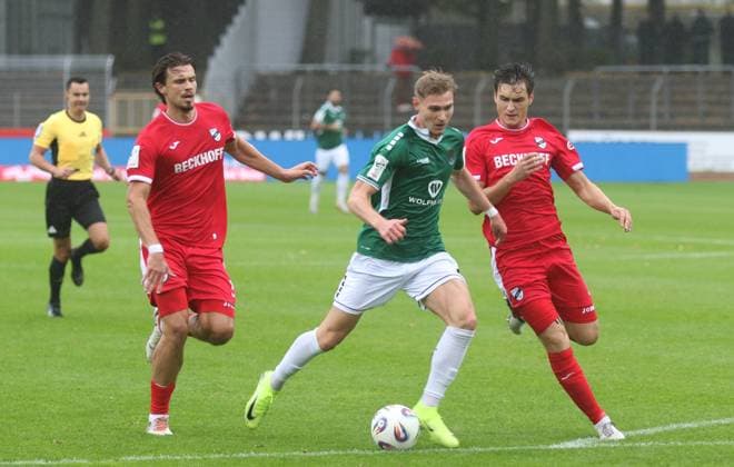 04.10.2025, Fußball, Herren, Saison 2025 2026, 3. Liga, 1. FC Schweinfurt 05 - SC Verl: Schweinfurts Jakob Tranziska bei der Großchance zwischen den beiden Verlern Fynn Otto (links) und Martin Ens