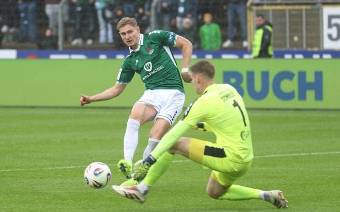 04.10.2025, Fußball, Herren, Saison 2025 2026, 3. Liga, 1. FC Schweinfurt 05 - SC Verl: Riesenchance für den Schweinfurter Jakob Tranziska vor Verls Keeper Philipp Schulze