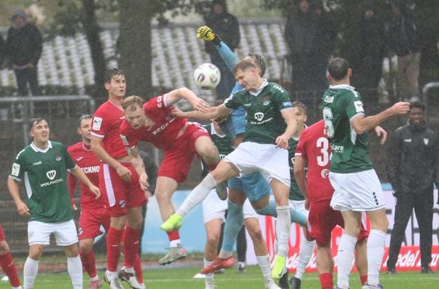 04.10.2025, Fußball, Herren, Saison 2025 2026, 3. Liga, 1. FC Schweinfurt 05 - SC Verl: In der Mitte wollen Verls Jonas Arweiler (links) und Schweinfurts Jakob Tranziska köpfen