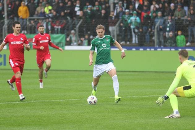 04.10.2025, Fußball, Herren, Saison 2025 2026, 3. Liga, 1. FC Schweinfurt 05 - SC Verl: Schweinfurts Jakob Traziska alleine vor dme Tor, links Verls Joshua Chima Eze