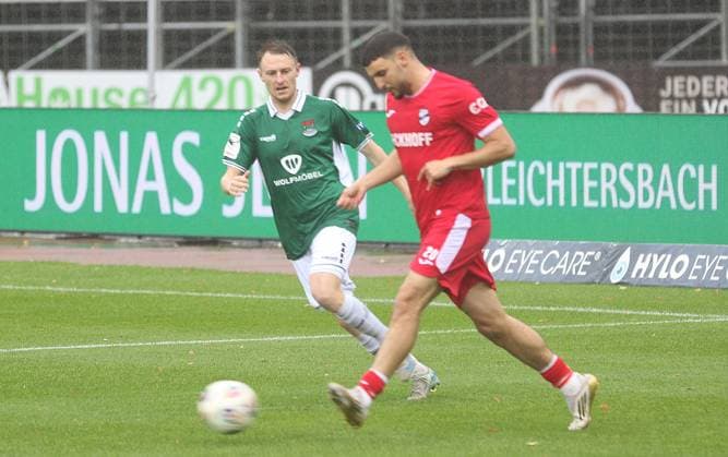 04.10.2025, Fußball, Herren, Saison 2025 2026, 3. Liga, 1. FC Schweinfurt 05 - SC Verl: Schwienfurts Joshua Endres (links) gegen verls Qualid Mhamdi