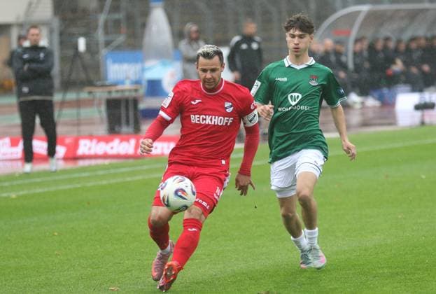 04.10.2025, Fußball, Herren, Saison 2025 2026, 3. Liga, 1. FC Schweinfurt 05 - SC Verl: Verls Niko Kijewski (links) gegen den Schweinfurter Lauris Bausenwein