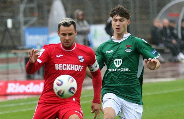04.10.2025, Fußball, Herren, Saison 2025 2026, 3. Liga, 1. FC Schweinfurt 05 - SC Verl: Verls Niko Kijewski (links) gegen den Schweinfurter Lauris Bausenwein