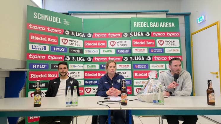 04.10.2025, Fußball, Herren, Saison 2025 2026, 3. Liga, 1. FC Schweinfurt 05 - SC Verl: Die Pressekonferenz mit Victor Kleinhenz (links) und Tobias Strobl
