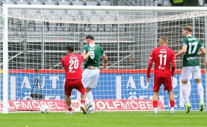 04.10.2025, Fußball, Herren, Saison 2025 2026, 3. Liga, 1. FC Schweinfurt 05 - SC Verl: Verls Qualid Mhamdi (links) zupft dem Schweinfurter Lucas Zeller am Trikot
