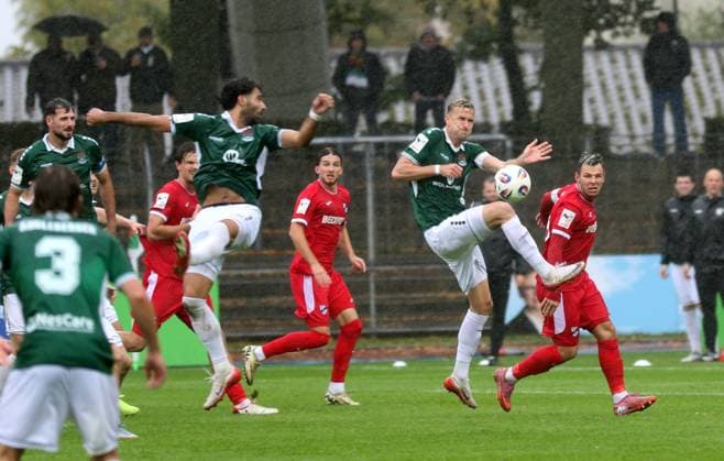 04.10.2025, Fußball, Herren, Saison 2025 2026, 3. Liga, 1. FC Schweinfurt 05 - SC Verl: Schweinfurts Tomas Meißner (am Ball) klärt vor Verls Niko Kijewsi (rechts)