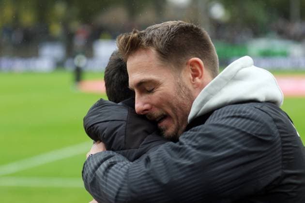 04.10.2025, Fußball, Herren, Saison 2025 2026, 3. Liga, 1. FC Schweinfurt 05 - SC Verl: Umarmt: Verls Trainer Tobias Strobl