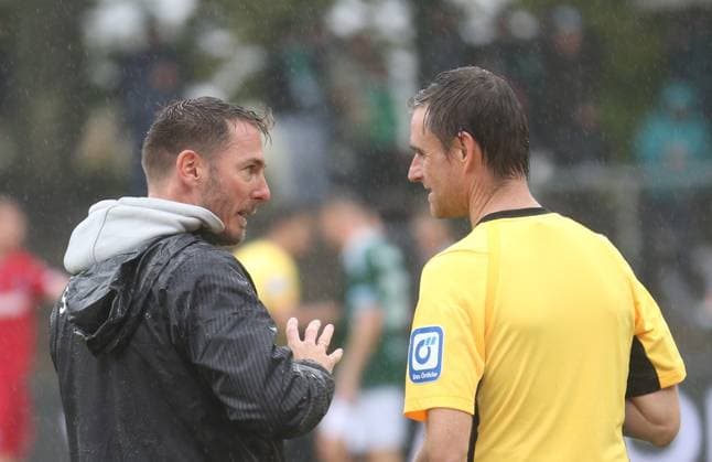 04.10.2025, Fußball, Herren, Saison 2025 2026, 3. Liga, 1. FC Schweinfurt 05 - SC Verl: Verls Trainer Tobias Strobl diskutiert mit dem Linienrichter
