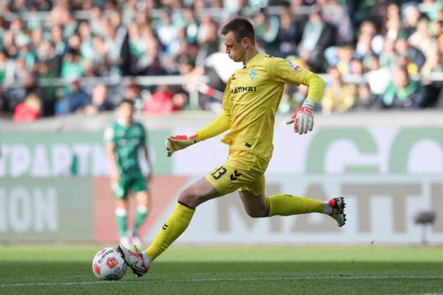 04.10.2025, xtgx, Fussball - 1.Bundesliga SV Werder Bremen - FC St.Pauli v.l. Karl Hein (Bremen, 13) Freisteller, Einzelbild, Ganzkoerper, single frame (DFL DFB REGULATIONS PROHIBIT ANY USE OF PHOTOGRAPHS as IMAGE SEQUENCES and or QUASI-VIDEO) Bremen