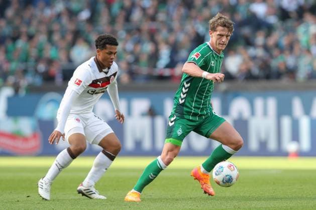 04.10.2025, xtgx, Fussball - 1.Bundesliga SV Werder Bremen - FC St.Pauli v.l. Joel Chima Fujita (St. Pauli, 16), Jens Stage (Bremen, 6) Zweikampf, Duell, Kampf, tackle (DFL DFB REGULATIONS PROHIBIT ANY USE OF PHOTOGRAPHS as IMAGE SEQUENCES and or QUASI-VIDEO) Bremen