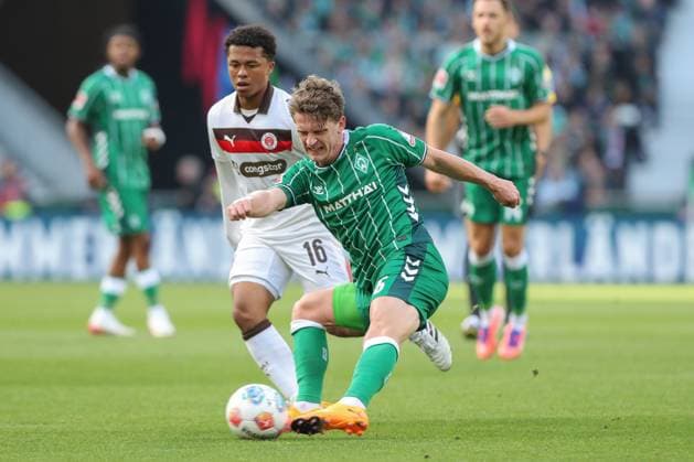 04.10.2025, xtgx, Fussball - 1.Bundesliga SV Werder Bremen - FC St.Pauli v.l. Joel Chima Fujita (St. Pauli, 16), Jens Stage (Bremen, 6) Zweikampf, Duell, Kampf, tackle (DFL DFB REGULATIONS PROHIBIT ANY USE OF PHOTOGRAPHS as IMAGE SEQUENCES and or QUASI-VIDEO) Bremen