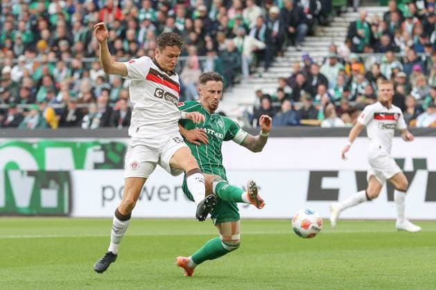 04.10.2025, xtgx, Fussball - 1.Bundesliga SV Werder Bremen - FC St.Pauli v.l. Martijn Kaars (St. Pauli, 19), Marco Friedl (Bremen, 32) Zweikampf, Duell, Kampf, tackle (DFL DFB REGULATIONS PROHIBIT ANY USE OF PHOTOGRAPHS as IMAGE SEQUENCES and or QUASI-VIDEO) Bremen