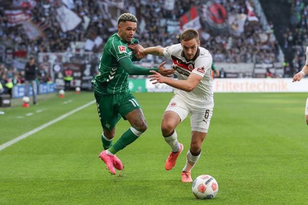 04.10.2025, xtgx, Fussball - 1.Bundesliga SV Werder Bremen - FC St.Pauli v.l. Justin Njinmah (Bremen, 11), James Sands (St. Pauli, 6) Zweikampf, Duell, Kampf, tackle (DFL DFB REGULATIONS PROHIBIT ANY USE OF PHOTOGRAPHS as IMAGE SEQUENCES and or QUASI-VIDEO) Bremen