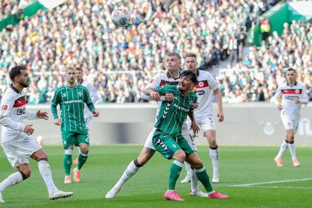 04.10.2025, xtgx, Fussball - 1.Bundesliga SV Werder Bremen - FC St.Pauli v.l. Eric Smith (St. Pauli, 8), Cameron Puertas (Bremen, 18) Zweikampf, Duell, Kampf, tackle (DFL DFB REGULATIONS PROHIBIT ANY USE OF PHOTOGRAPHS as IMAGE SEQUENCES and or QUASI-VIDEO) Bremen