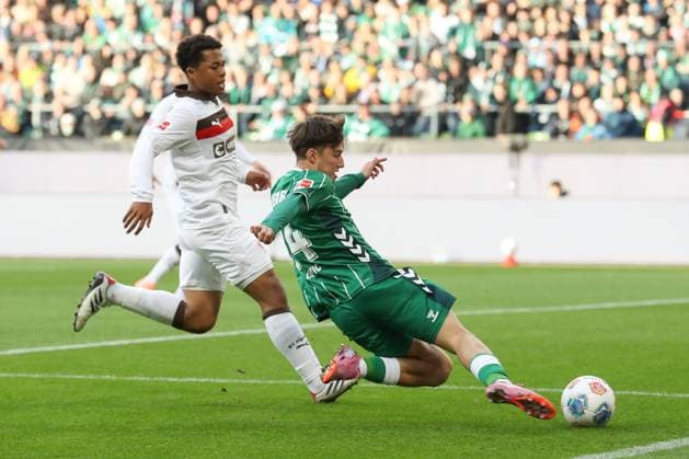 04.10.2025, xtgx, Fussball - 1.Bundesliga SV Werder Bremen - FC St.Pauli v.l. Senne Lynen (Bremen, 14) am Ball, plays the ball (DFL DFB REGULATIONS PROHIBIT ANY USE OF PHOTOGRAPHS as IMAGE SEQUENCES and or QUASI-VIDEO) Bremen