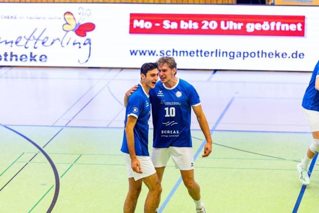 04.10.2025, GER, Volleyball, 2.BL Maenner Sued, Saison 2025 2026, Blue Volleys Gotha - TSV 1860 Muehldorf a.Inn Jean Filippidis (Blue Volleys Gotha) gemeinsam mti Lauritz Jastrow (Blue Volleys Gotha) 99867 Gotha Sporthalle Sportanlage Ernesti Thüringen Deutschland