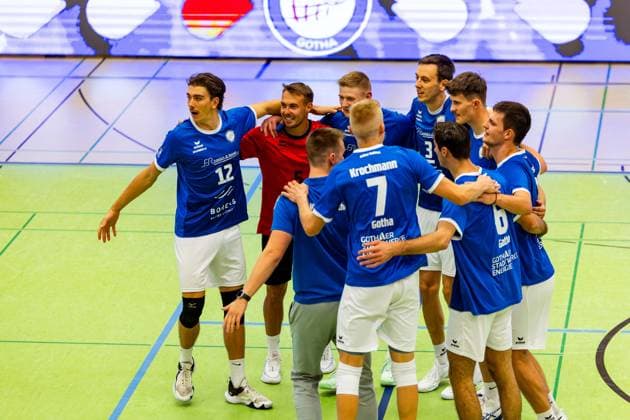 04.10.2025, GER, Volleyball, 2.BL Maenner Sued, Saison 2025 2026, Blue Volleys Gotha - TSV 1860 Muehldorf a.Inn die Mannschaft der Blue Volleys Gotha gewinnt ihr Heimspiel gegen TSV 1860 Muehldorf a.Inn mit 3:0 Saetzen 99867 Gotha Sporthalle Sportanlage Ernesti Thüringen Deutschland