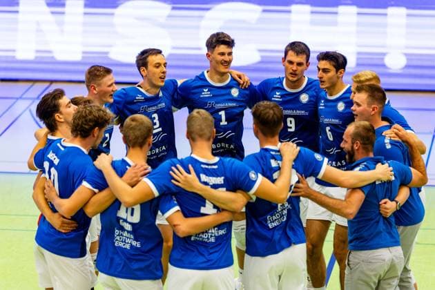 04.10.2025, GER, Volleyball, 2.BL Maenner Sued, Saison 2025 2026, Blue Volleys Gotha - TSV 1860 Muehldorf a.Inn die Mannschaft der Blue Volleys Gotha gewinnt ihr Heimspiel gegen TSV 1860 Muehldorf a.Inn mit 3:0 Saetzen 99867 Gotha Sporthalle Sportanlage Ernesti Thüringen Deutschland