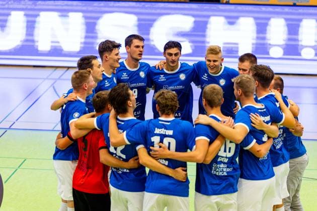 04.10.2025, GER, Volleyball, 2.BL Maenner Sued, Saison 2025 2026, Blue Volleys Gotha - TSV 1860 Muehldorf a.Inn die Mannschaft der Blue Volleys Gotha gewinnt ihr Heimspiel gegen TSV 1860 Muehldorf a.Inn mit 3:0 Saetzen 99867 Gotha Sporthalle Sportanlage Ernesti Thüringen Deutschland