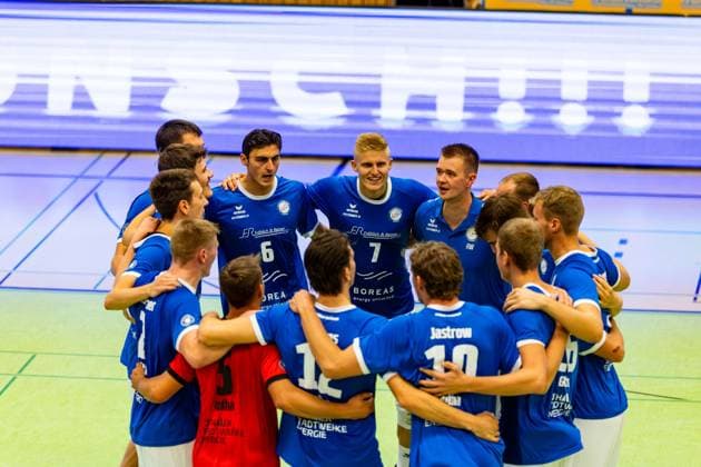 04.10.2025, GER, Volleyball, 2.BL Maenner Sued, Saison 2025 2026, Blue Volleys Gotha - TSV 1860 Muehldorf a.Inn die Mannschaft der Blue Volleys Gotha gewinnt ihr Heimspiel gegen TSV 1860 Muehldorf a.Inn mit 3:0 Saetzen 99867 Gotha Sporthalle Sportanlage Ernesti Thüringen Deutschland