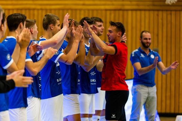 04.10.2025, GER, Volleyball, 2.BL Maenner Sued, Saison 2025 2026, Blue Volleys Gotha - TSV 1860 Muehldorf a.Inn Len Spankowski (Blue Volleys Gotha) wird bester Spieler des Spiels 99867 Gotha Sporthalle Sportanlage Ernesti Thüringen Deutschland