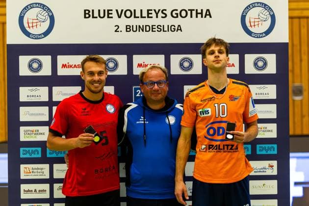 04.10.2025, GER, Volleyball, 2.BL Maenner Sued, Saison 2025 2026, Blue Volleys Gotha - TSV 1860 Muehldorf a.Inn Len Spankowski (Blue Volleys Gotha) wird bester Spieler des Spiels, Kacper Kalucki (TSV Muehldorf) wird bester Spieler des TSV 1860 Muehldorf a.Inn 99867 Gotha Sporthalle Sportanlage Ernesti Thüringen Deutschland