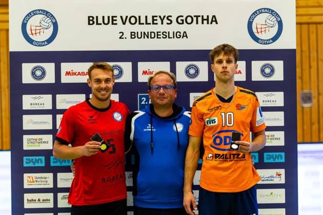 04.10.2025, GER, Volleyball, 2.BL Maenner Sued, Saison 2025 2026, Blue Volleys Gotha - TSV 1860 Muehldorf a.Inn Len Spankowski (Blue Volleys Gotha) wird bester Spieler des Spiels, Kacper Kalucki (TSV Muehldorf) wird bester Spieler des TSV 1860 Muehldorf a.Inn 99867 Gotha Sporthalle Sportanlage Ernesti Thüringen Deutschland