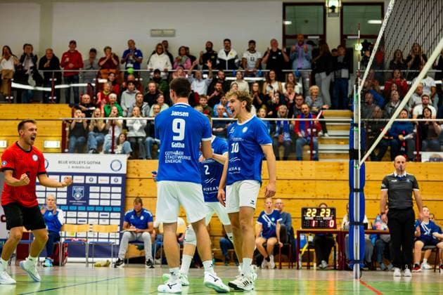 04.10.2025, GER, Volleyball, 2.BL Maenner Sued, Saison 2025 2026, Blue Volleys Gotha - TSV 1860 Muehldorf a.Inn Lauritz Jastrow (Blue Volleys Gotha), Richard Werner (Blue Volleys Gotha), Finn Jansen (Blue Volleys Gotha), < 99867 Gotha Sporthalle Sportanlage Ernesti Thüringen Deutschland