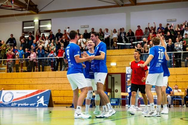 04.10.2025, GER, Volleyball, 2.BL Maenner Sued, Saison 2025 2026, Blue Volleys Gotha - TSV 1860 Muehldorf a.Inn Finn Jansen (Blue Volleys Gotha), Richard Werner (Blue Volleys Gotha), Jean Filippidis (Blue Volleys Gotha) 99867 Gotha Sporthalle Sportanlage Ernesti Thüringen Deutschland