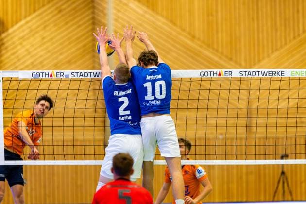 04.10.2025, GER, Volleyball, 2.BL Maenner Sued, Saison 2025 2026, Blue Volleys Gotha - TSV 1860 Muehldorf a.Inn Richard Werner (Blue Volleys Gotha) stellt gemeinsam mit Lauritz Jastrow (Blue Volleys Gotha) den Block gegen Kacper Kalucki (TSV Muehldorf) 99867 Gotha Sporthalle Sportanlage Ernesti Thüringen Deutschland
