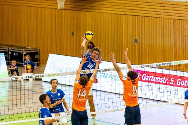 04.10.2025, GER, Volleyball, 2.BL Maenner Sued, Saison 2025 2026, Blue Volleys Gotha - TSV 1860 Muehldorf a.Inn Lauritz Jastrow (Blue Volleys Gotha) 99867 Gotha Sporthalle Sportanlage Ernesti Thüringen Deutschland