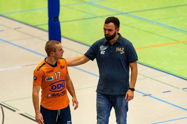 04.10.2025, GER, Volleyball, 2.BL Maenner Sued, Saison 2025 2026, Blue Volleys Gotha - TSV 1860 Muehldorf a.Inn Alexander Muehlbauer (TSV Muehldorf) gemeinsam mit Mateusz Zarczynski (TSV Muehldorf) 99867 Gotha Sporthalle Sportanlage Ernesti Thüringen Deutschland