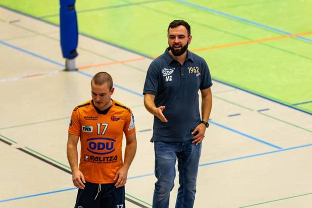 04.10.2025, GER, Volleyball, 2.BL Maenner Sued, Saison 2025 2026, Blue Volleys Gotha - TSV 1860 Muehldorf a.Inn Alexander Muehlbauer (TSV Muehldorf) gemeinsam mit Mateusz Zarczynski (TSV Muehldorf) 99867 Gotha Sporthalle Sportanlage Ernesti Thüringen Deutschland