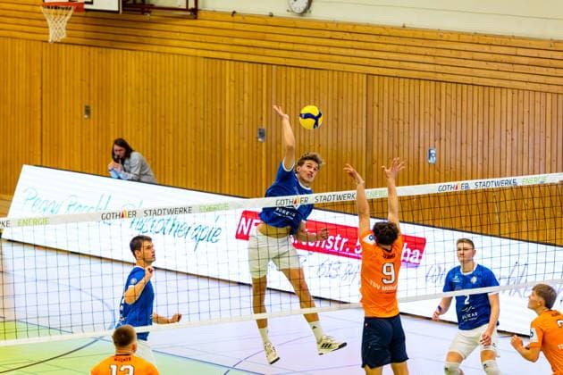 04.10.2025, GER, Volleyball, 2.BL Maenner Sued, Saison 2025 2026, Blue Volleys Gotha - TSV 1860 Muehldorf a.Inn Lauritz Jastrow (Blue Volleys Gotha) 99867 Gotha Sporthalle Sportanlage Ernesti Thüringen Deutschland
