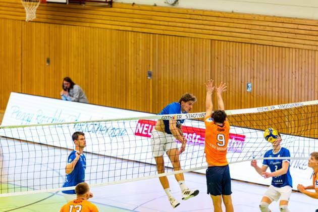 04.10.2025, GER, Volleyball, 2.BL Maenner Sued, Saison 2025 2026, Blue Volleys Gotha - TSV 1860 Muehldorf a.Inn Lauritz Jastrow (Blue Volleys Gotha) 99867 Gotha Sporthalle Sportanlage Ernesti Thüringen Deutschland