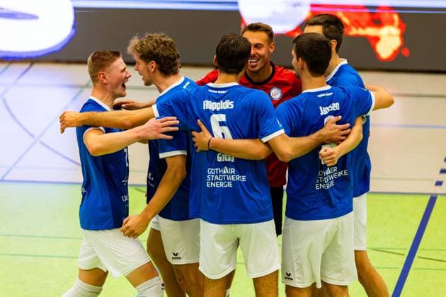 04.10.2025, GER, Volleyball, 2.BL Maenner Sued, Saison 2025 2026, Blue Volleys Gotha - TSV 1860 Muehldorf a.Inn Richard Werner (Blue Volleys Gotha), Lauritz Jastrow (Blue Volleys Gotha) 99867 Gotha Sporthalle Sportanlage Ernesti Thüringen Deutschland