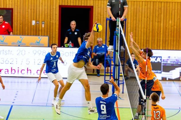 04.10.2025, GER, Volleyball, 2.BL Maenner Sued, Saison 2025 2026, Blue Volleys Gotha - TSV 1860 Muehldorf a.Inn Lauritz Jastrow (Blue Volleys Gotha) 99867 Gotha Sporthalle Sportanlage Ernesti Thüringen Deutschland