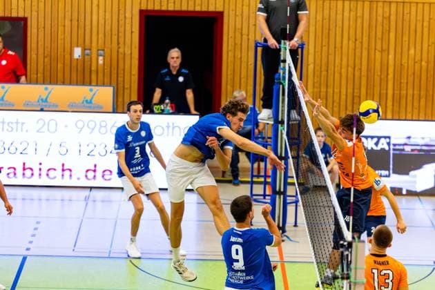 04.10.2025, GER, Volleyball, 2.BL Maenner Sued, Saison 2025 2026, Blue Volleys Gotha - TSV 1860 Muehldorf a.Inn Lauritz Jastrow (Blue Volleys Gotha) 99867 Gotha Sporthalle Sportanlage Ernesti Thüringen Deutschland