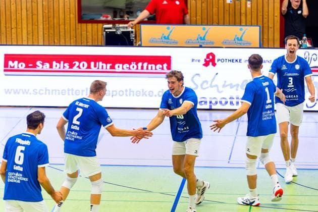 04.10.2025, GER, Volleyball, 2.BL Maenner Sued, Saison 2025 2026, Blue Volleys Gotha - TSV 1860 Muehldorf a.Inn Jean Filippidis (Blue Volleys Gotha), Richard Werner (Blue Volleys Gotha), Lauritz Jastrow (Blue Volleys Gotha), Justus Krausse (Blue Volleys Gotha), Christoph Assmann (Blue Volleys Gotha) 99867 Gotha Sporthalle Sportanlage Ernesti Thüringen Deutschland