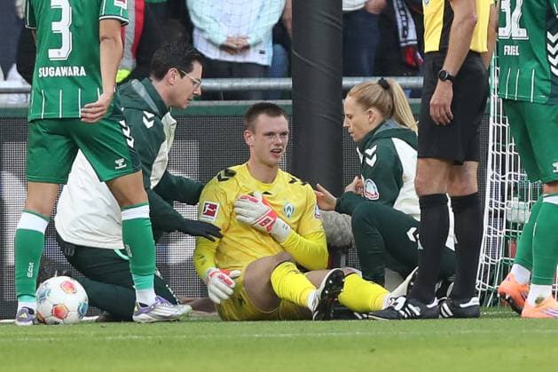 04.10.2025, xtgx, Fussball 1. Bundesliga, SV Werder Bremen - FC St. Pauli, v.l. Karl Hein (Bremen) verletzt, Verletzung, injury, injured (DFL DFB REGULATIONS PROHIBIT ANY USE OF PHOTOGRAPHS as IMAGE SEQUENCES and or QUASI-VIDEO) Bremen