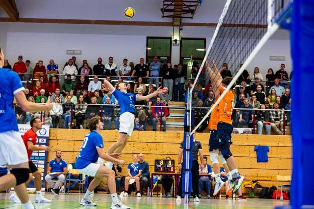 04.10.2025, GER, Volleyball, 2.BL Maenner Sued, Saison 2025 2026, Blue Volleys Gotha - TSV 1860 Muehldorf a.Inn Christoph Assmann (Blue Volleys Gotha) 99867 Gotha Sporthalle Sportanlage Ernesti Thüringen Deutschland