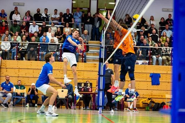 04.10.2025, GER, Volleyball, 2.BL Maenner Sued, Saison 2025 2026, Blue Volleys Gotha - TSV 1860 Muehldorf a.Inn Christoph Assmann (Blue Volleys Gotha) 99867 Gotha Sporthalle Sportanlage Ernesti Thüringen Deutschland