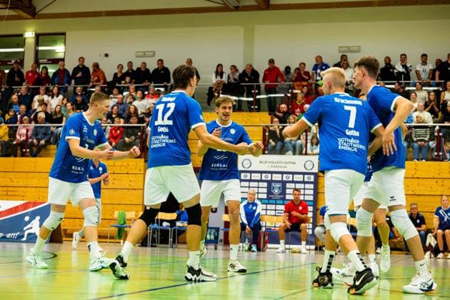 04.10.2025, GER, Volleyball, 2.BL Maenner Sued, Saison 2025 2026, Blue Volleys Gotha - TSV 1860 Muehldorf a.Inn Richard Werner (Blue Volleys Gotha), Daniel Mark Ridings (Blue Volleys Gotha), Lauritz Jastrow (Blue Volleys Gotha), Hannes Krochmann (Blue Volleys Gotha), Justus Krausse (Blue Volleys Gotha) 99867 Gotha Sporthalle Sportanlage Ernesti Thüringen Deutschland