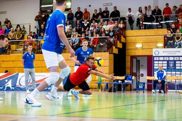04.10.2025, GER, Volleyball, 2.BL Maenner Sued, Saison 2025 2026, Blue Volleys Gotha - TSV 1860 Muehldorf a.Inn Len Spankowski (Blue Volleys Gotha) 99867 Gotha Sporthalle Sportanlage Ernesti Thüringen Deutschland