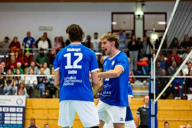 04.10.2025, GER, Volleyball, 2.BL Maenner Sued, Saison 2025 2026, Blue Volleys Gotha - TSV 1860 Muehldorf a.Inn Daniel Mark Ridings (Blue Volleys Gotha), Lauritz Jastrow (Blue Volleys Gotha) 99867 Gotha Sporthalle Sportanlage Ernesti Thüringen Deutschland
