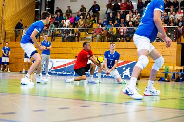 04.10.2025, GER, Volleyball, 2.BL Maenner Sued, Saison 2025 2026, Blue Volleys Gotha - TSV 1860 Muehldorf a.Inn Len Spankowski (Blue Volleys Gotha) 99867 Gotha Sporthalle Sportanlage Ernesti Thüringen Deutschland